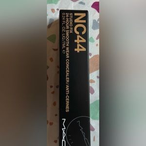 Mac cosmetics 24 hour concealer NC44